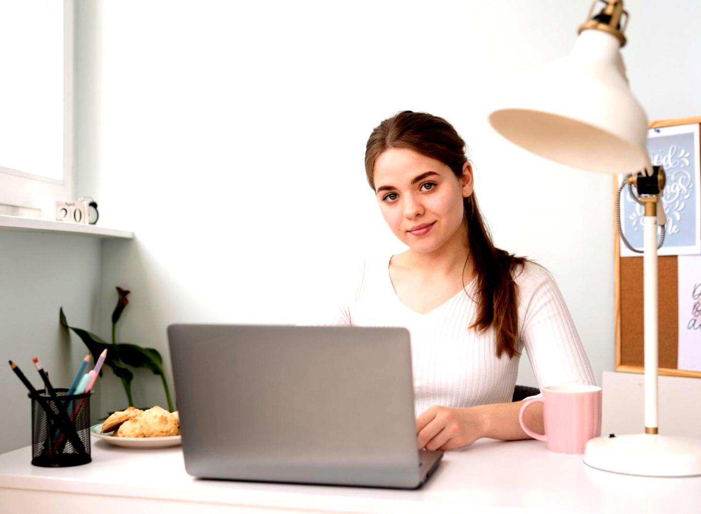 Estudiantes practicando italiano en ambiente acogedor
