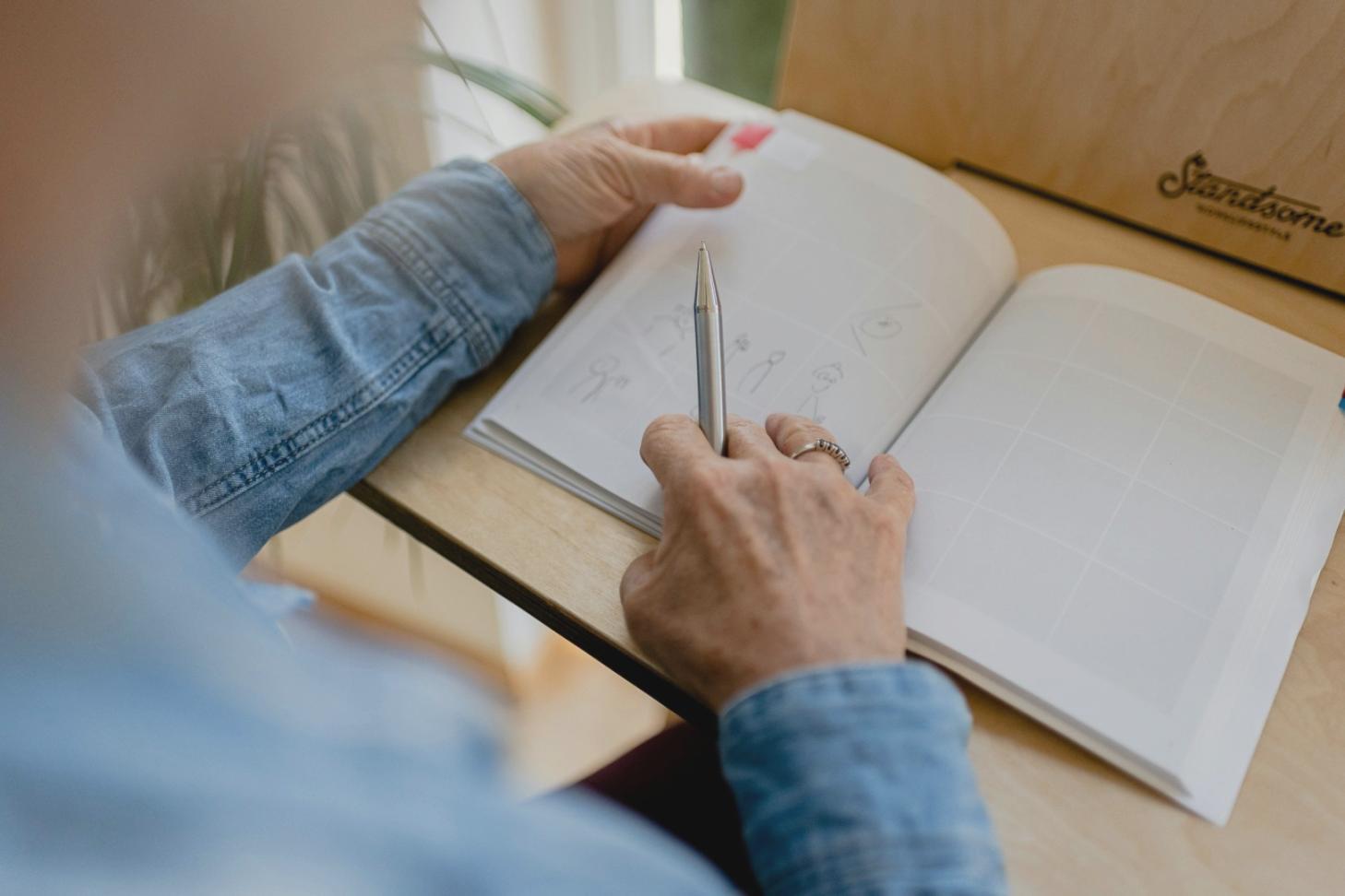 Estudiante participando en clase de italiano